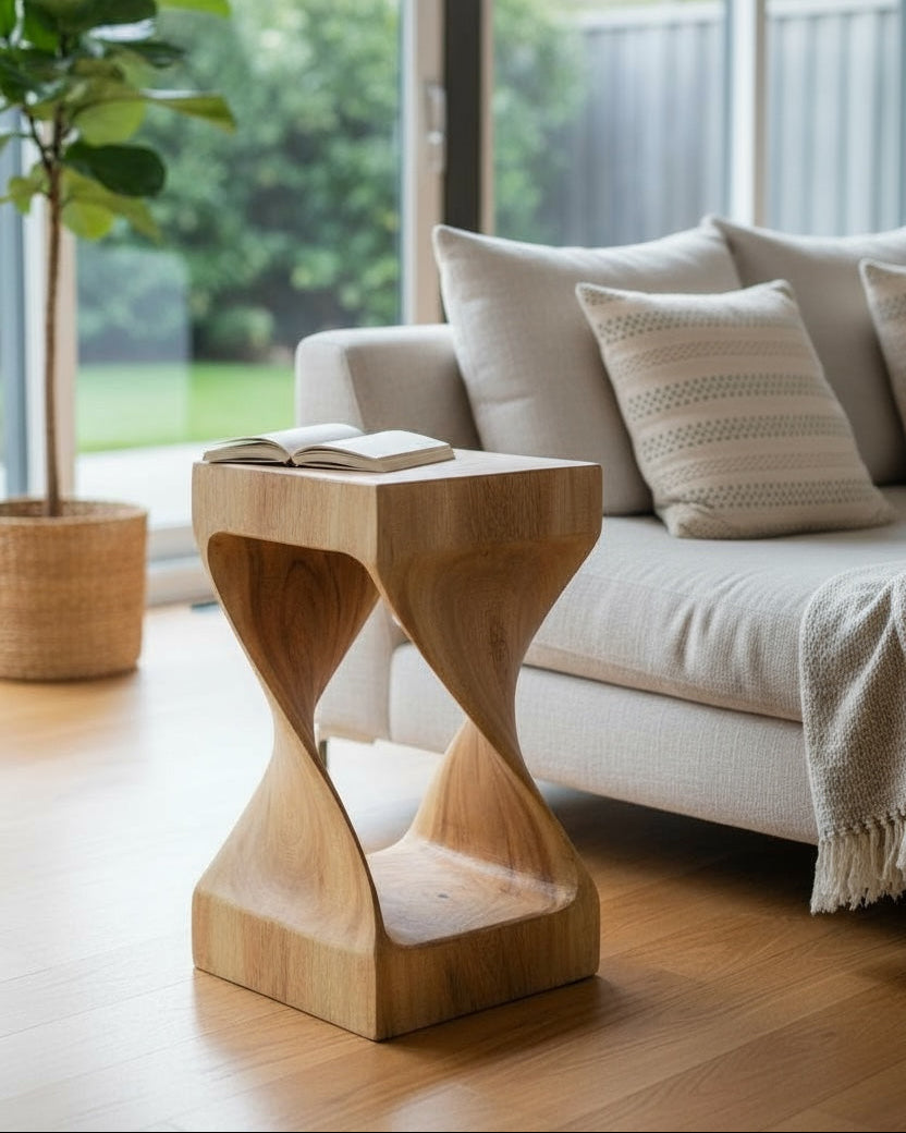 FaHome „Twist“ Beistelltisch/Hocker aus Samanholz (50×28×28 cm) – organische Drehform, handgefertigt, naturhelles Holz als Ablage neben dem Sofa im Wohnzimmer.