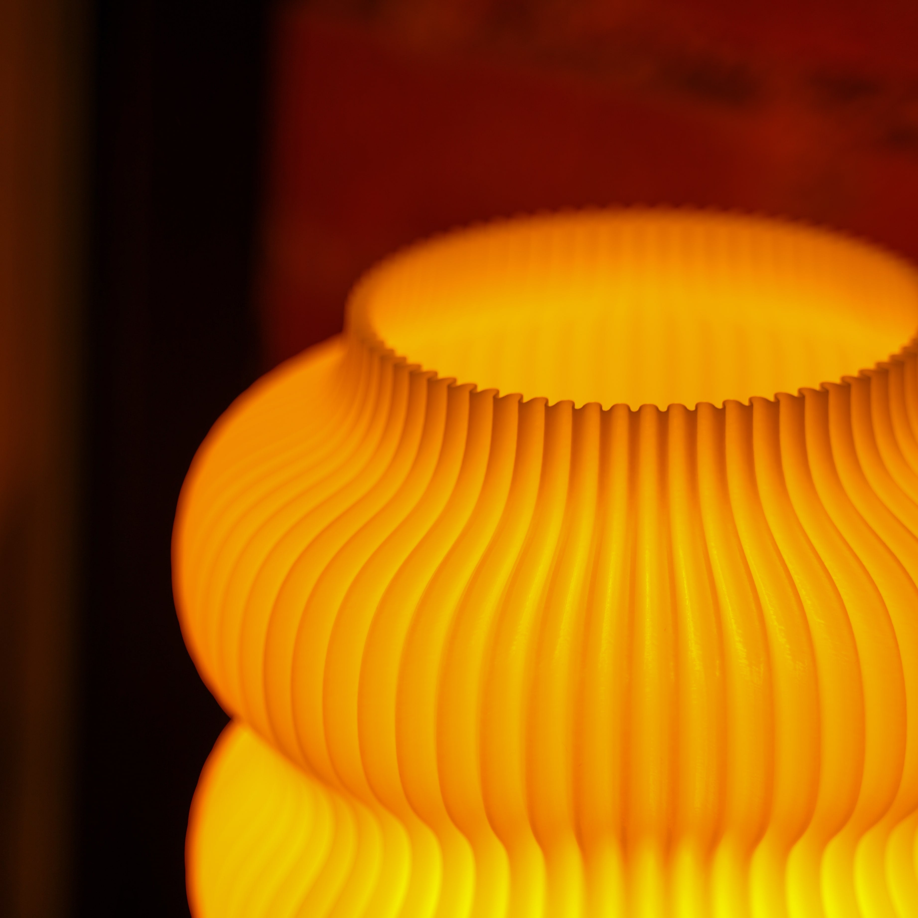 Moonou Luma Lampenschirm, 3D-gedruckt aus PLA mit Wellenstruktur – Nahaufnahme im warmen Licht