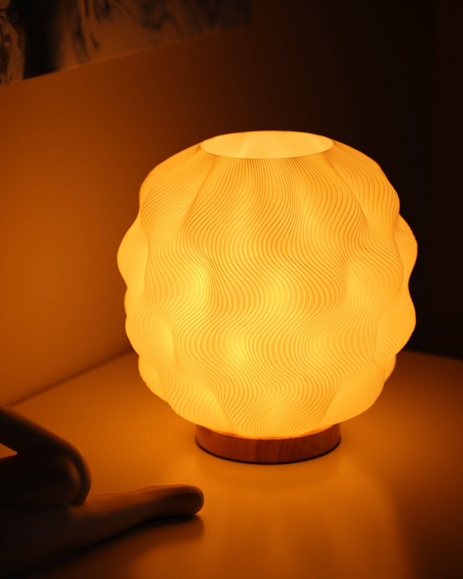 Moonou Numo – 3D-gedruckte Wellenkugel-Tischlampe aus PLA mit Eichenholz-Sockel (E27), warm dimmbar – gemütliches Ambientelicht auf dem Sideboard.