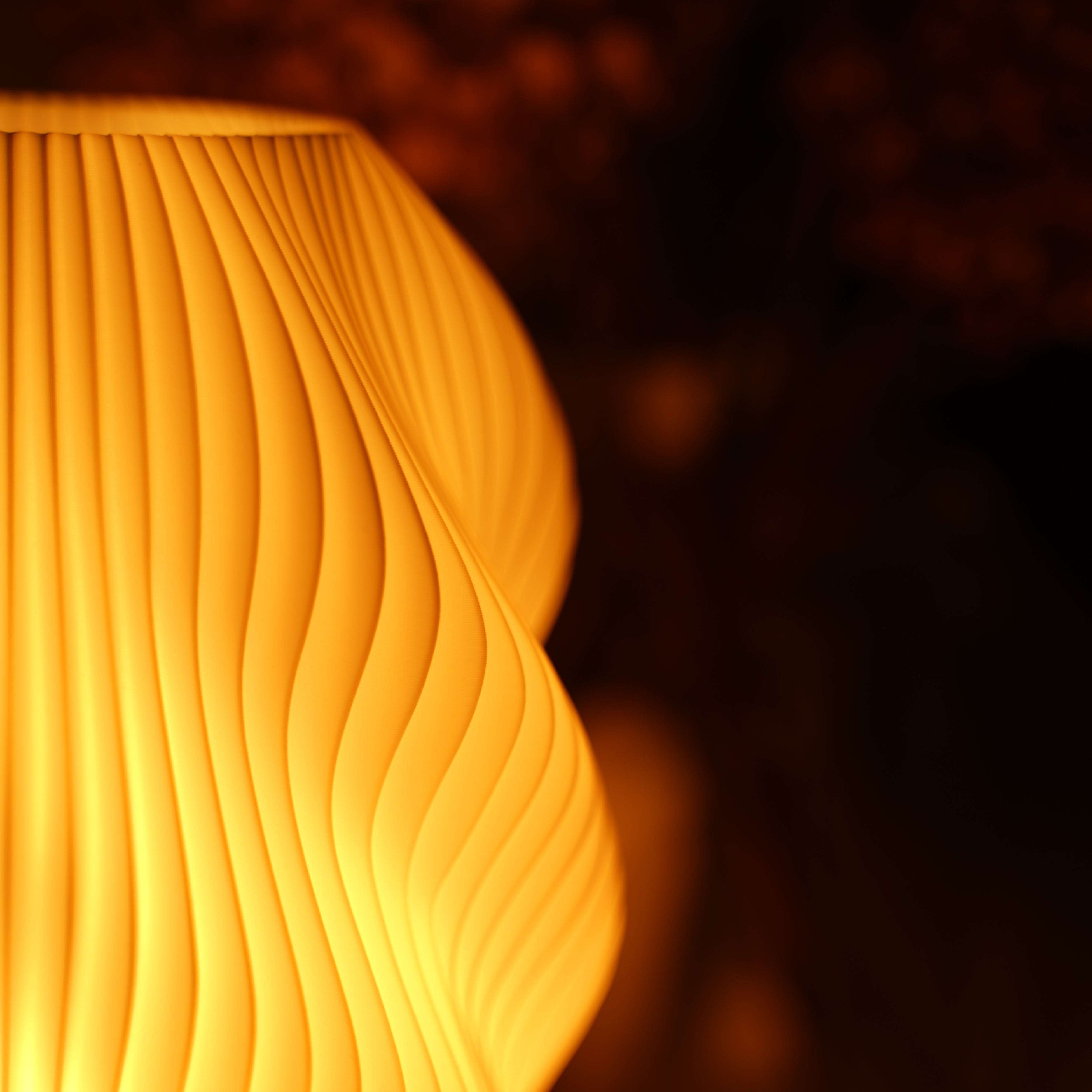 Moonou Twuro – Detail des 3D-gedruckten Lampenschirms mit organischer Wellenstruktur, warm leuchtend (Nahaufnahme)