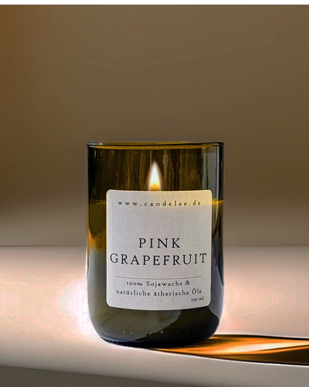 Candelae Duftkerze „Pink Grapefruit“ – frischer, zitrischer Duft; Sojawachs mit natürlichen ätherischen Ölen im upgecycelten Weinflaschen-Glas (250 ml).