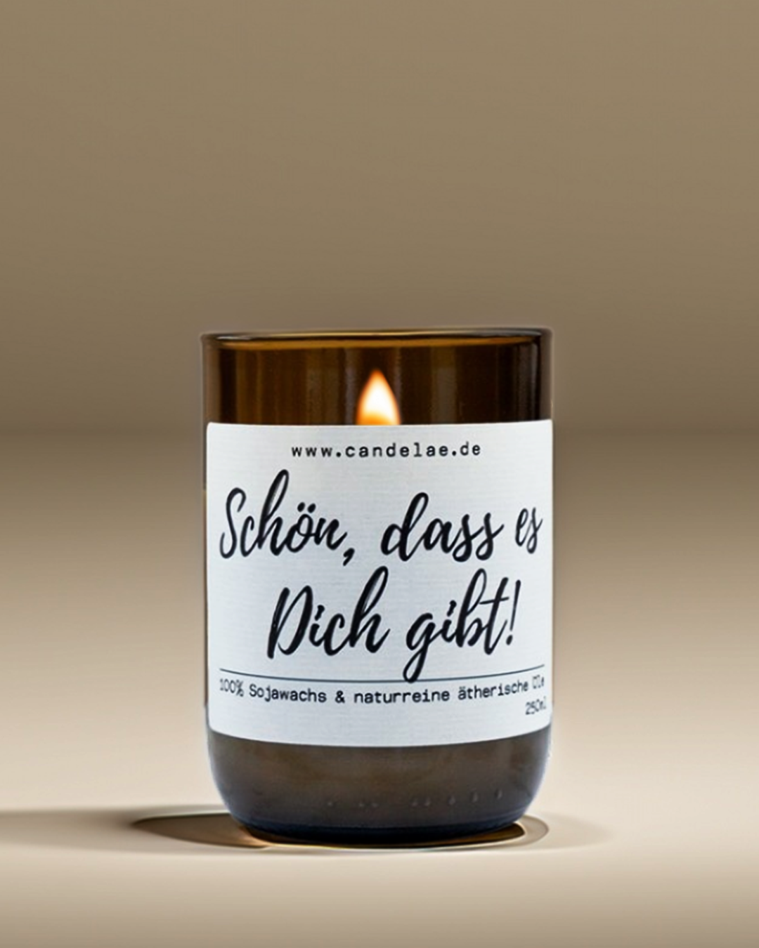 Candelae Duftkerze „Schön, dass es Dich gibt!“ – vegane Sojawachs-Kerze mit natürlichen ätherischen Ölen im upgecycelten Weinflaschen-Glas (250 ml); warmes Geschenk für besondere Menschen.