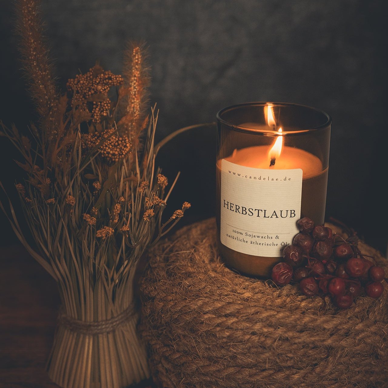 Duftkerze Herbstlaub aus Sojawachs – Handgefertigt aus recycelter Weinflasche, herbstliche ätherische Öle, Candelae Duftkerzen