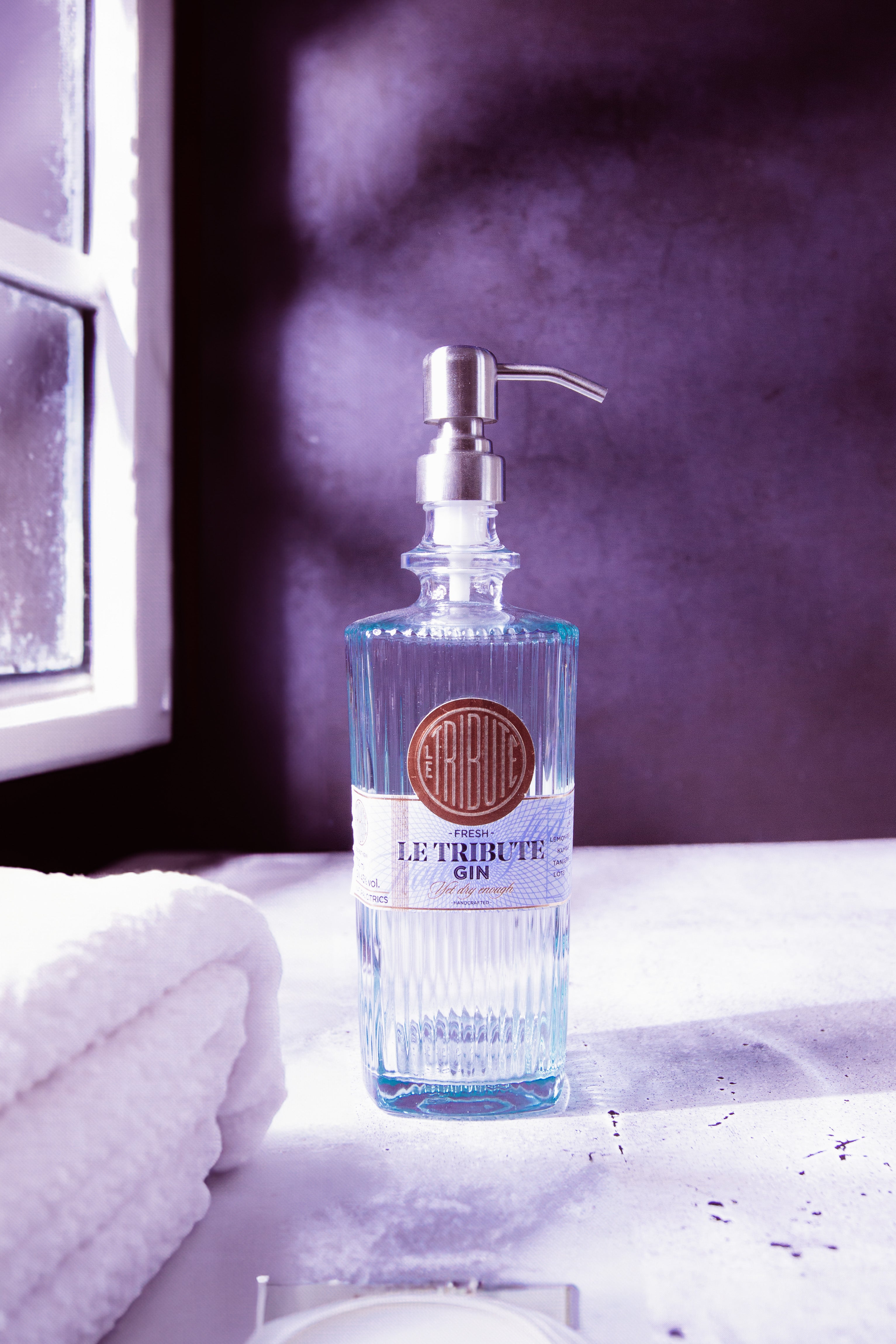 Recycelter Le Tribute Gin Glasflaschen-Seifenspender von Candelae mit wählbarem Pumpkopf in Schwarz oder Silber