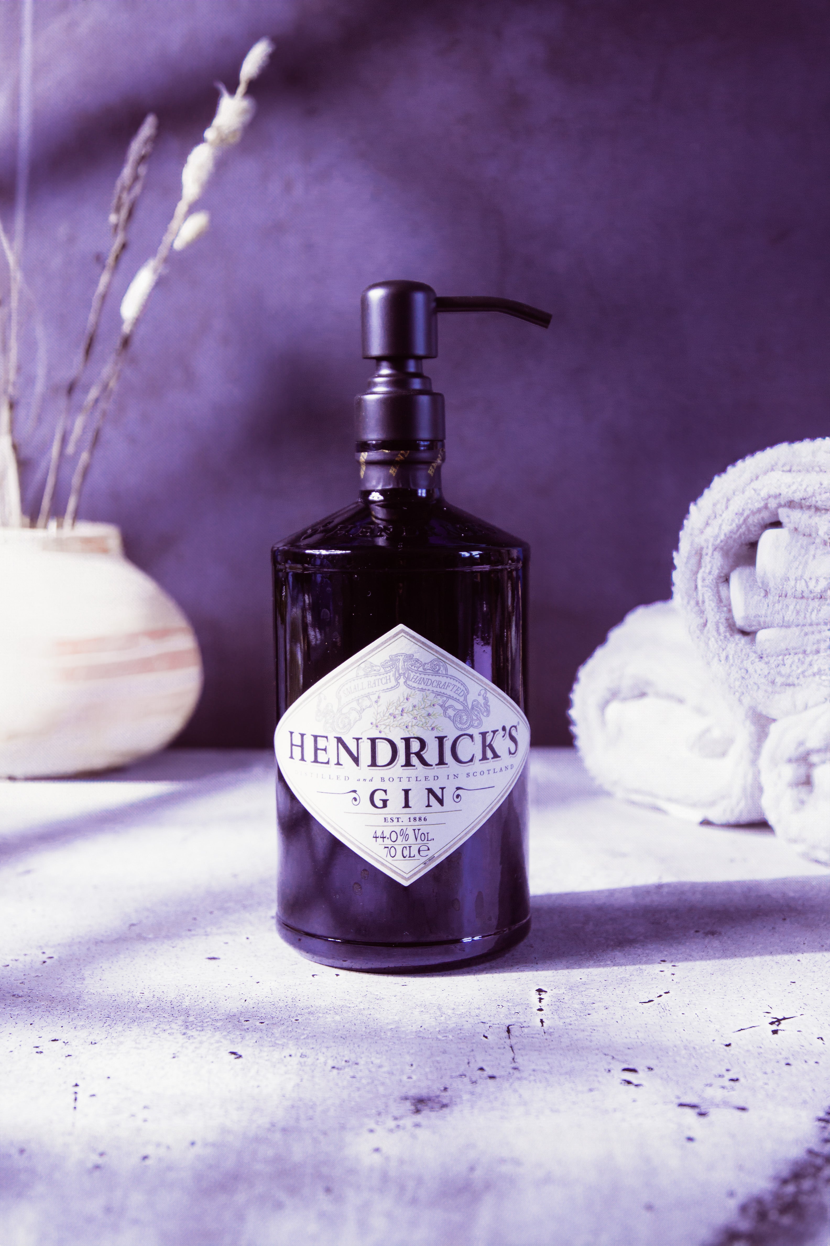 Upcycled Hendrick's Gin Seifenspender – Einzigartige Badaccessoires von Candelae - Candelae Duftkerzen 