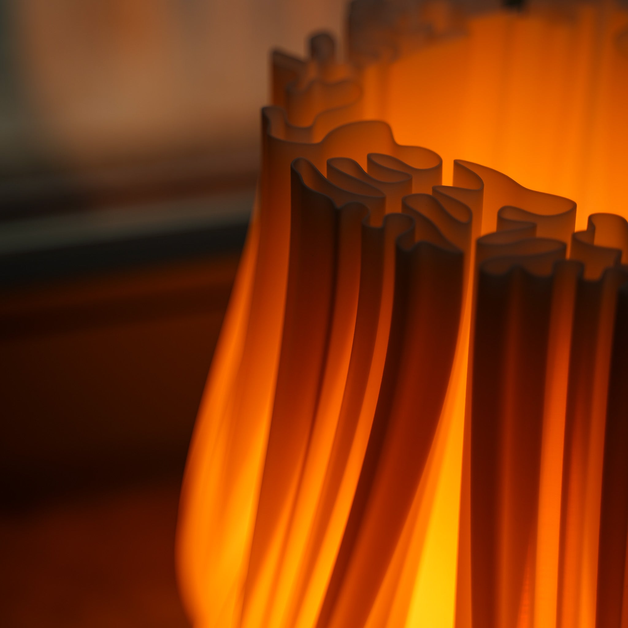 Detail: seitliche Faltenstruktur des 3D-gedruckten PLA-Lampenschirms der Moonou ‚Cora‘, warmweißes 2100 K Licht am Fenster